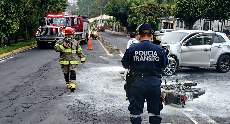 Una motocicleta y una camioneta se quemaron luego de accidentarse en Ilopango