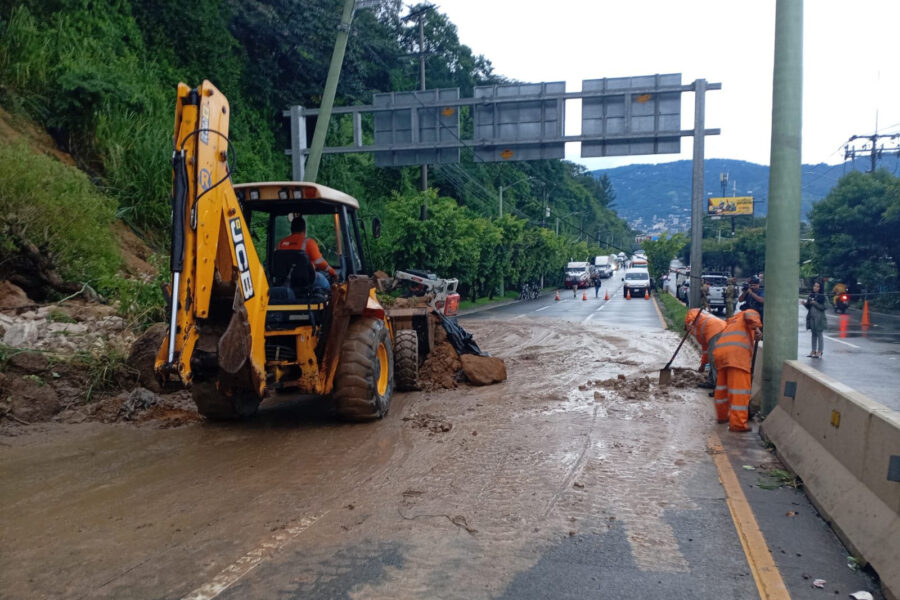 Lluvias dejan deslizamientos en carretera a Los Chorros y autopista a Comalapa