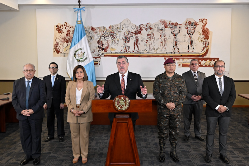 El presidente de Guatemala cambia a su gabinete de seguridad tras fuga de 20 pandilleros