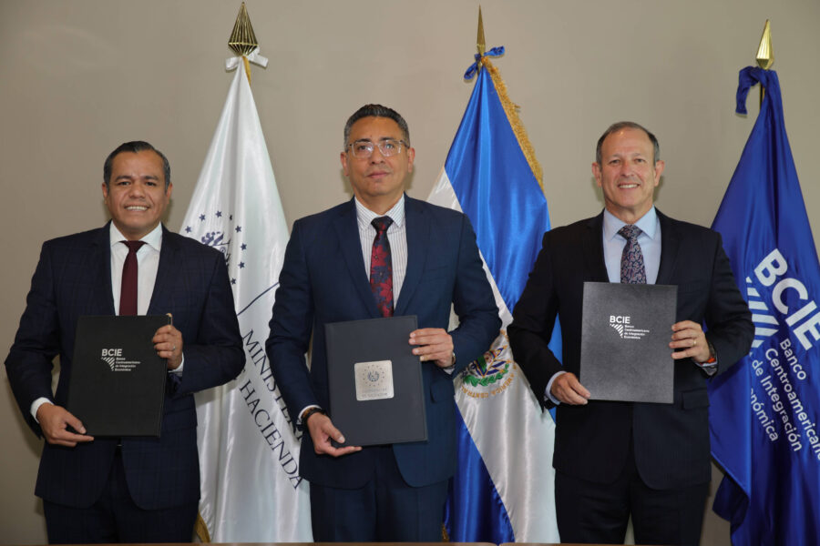 BCIE y El Salvador oficializan préstamo por $65 millones para “Surf City fase II”