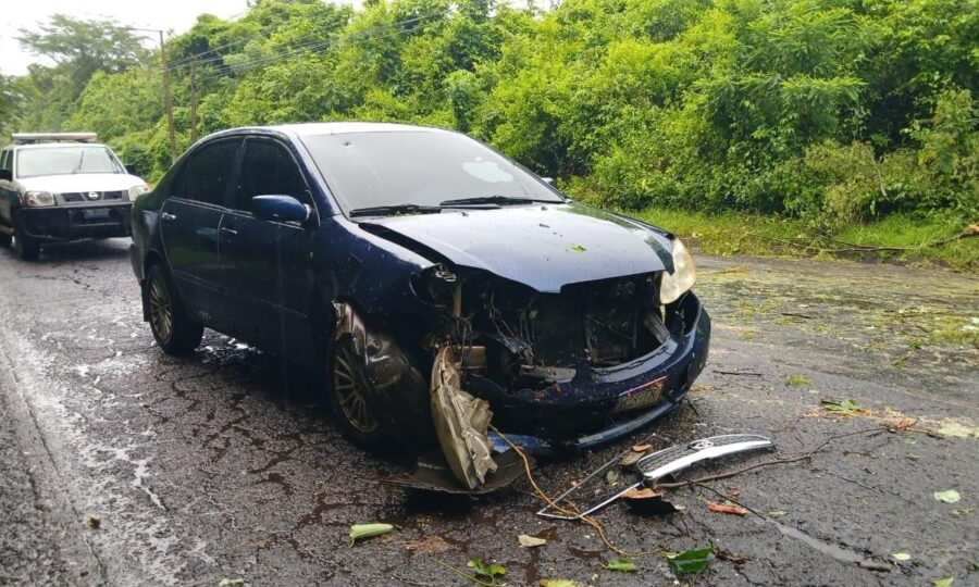 Tres personas lesionadas y dos árboles caen en distintos accidentes de tránsito en las últimas horas