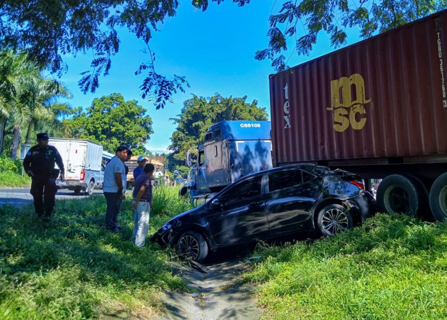 Nueve vehículos involucrados en aparatoso accidente de tránsito en Santa Cruz Michapa