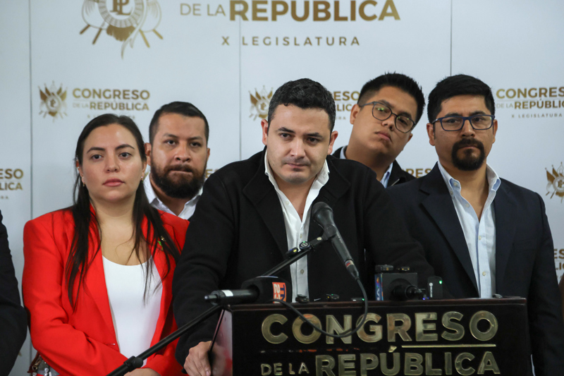 Diputados guatemaltecos exigen la destitución del ministro de Gobernación tras fuga de pandilleros