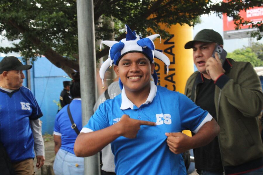 La afición salvadoreña se ilusionó en la previa de este encuentro deportivo/ Foto Alexander Montes. 