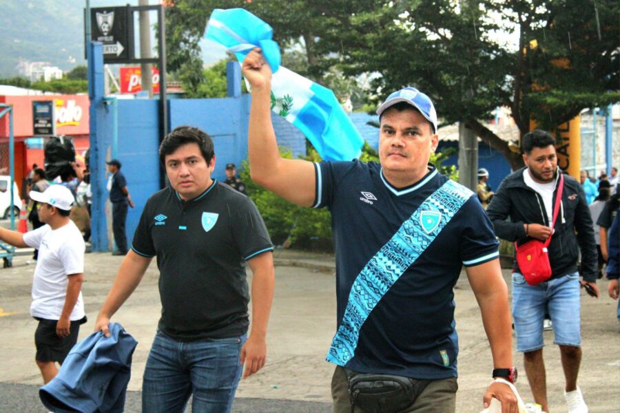 Aficionados guatemaltecos viajaron desde largas distancias para alentar a su selección/Foto Alexander Montes. 