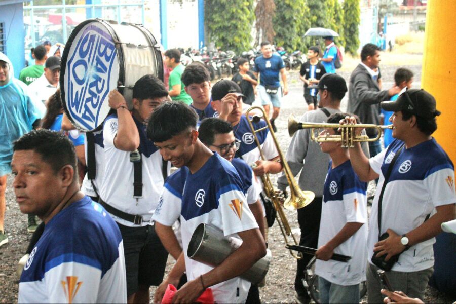 Barra 503, se hizo presente para alentar a la Selecta desde tempranas horas/ Foto Alexander Montes. 