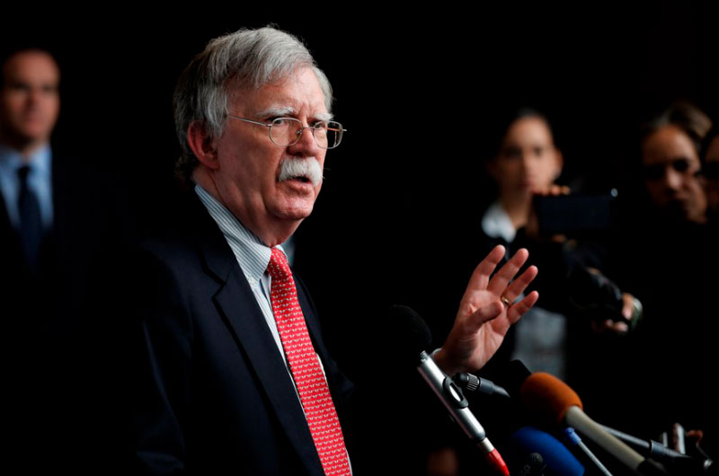 Acusan a John Bolton, exasesor de Trump por filtrar documentos clasificados desde su casa