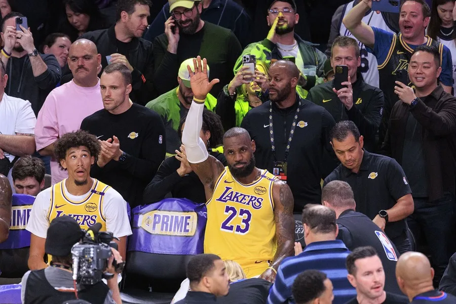 Le llueven críticas a LeBron James por usar truco publicitario para anunciar una bebida alcohólica