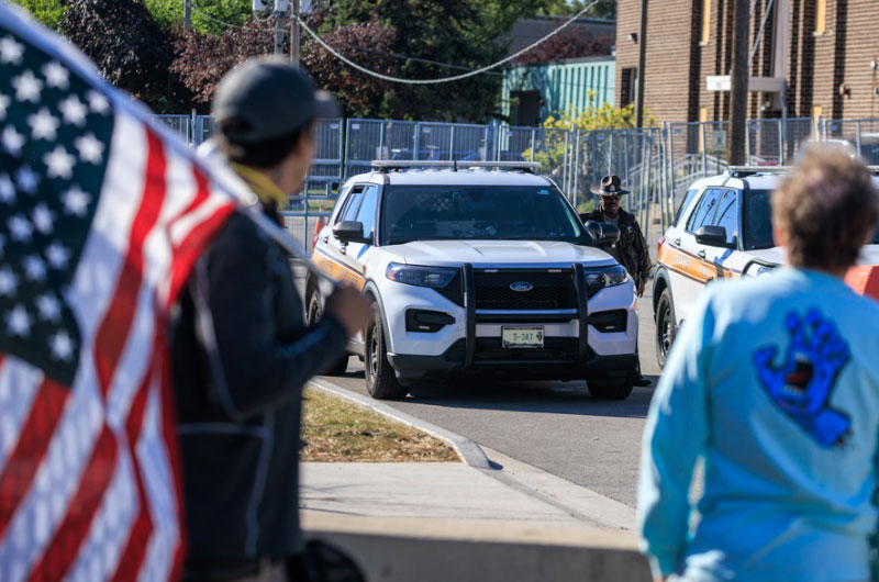 Jueza de Chicago prohíbe a ICE usar la fuerza contra prensa y manifestantes