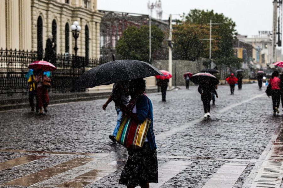 Emiten alerta naranja por lluvias en todo el país