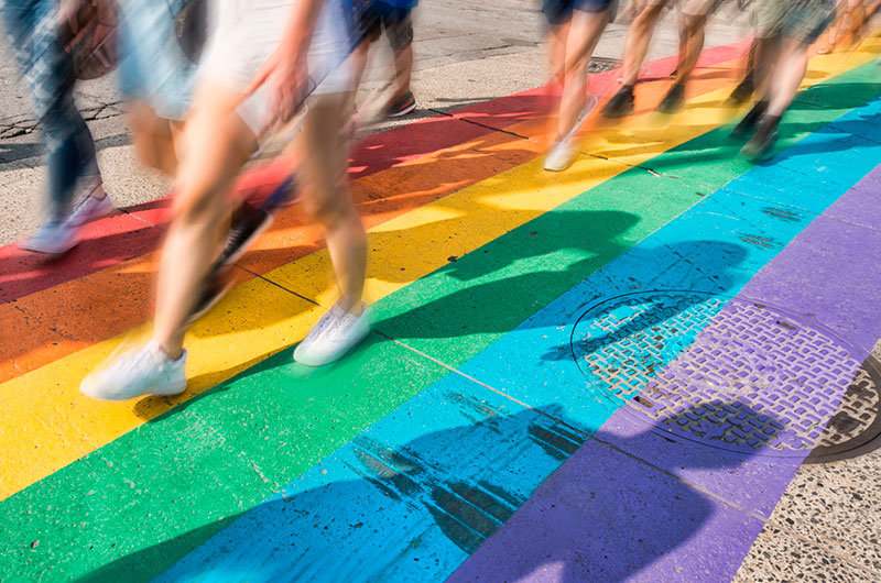 Texas retirará fondos a las ciudades con pasos peatonales pintados con la bandera LGTBIQ+