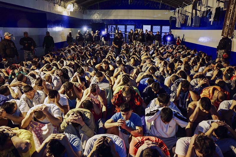 El nuevo presidente de Perú lidera operativos en varias cárceles para «golpear el crimen»