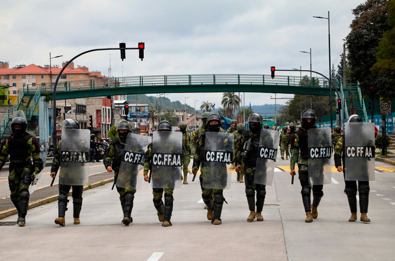 Cientos de personas marchan en Quito contra Noboa, que impide llegada de más manifestantes