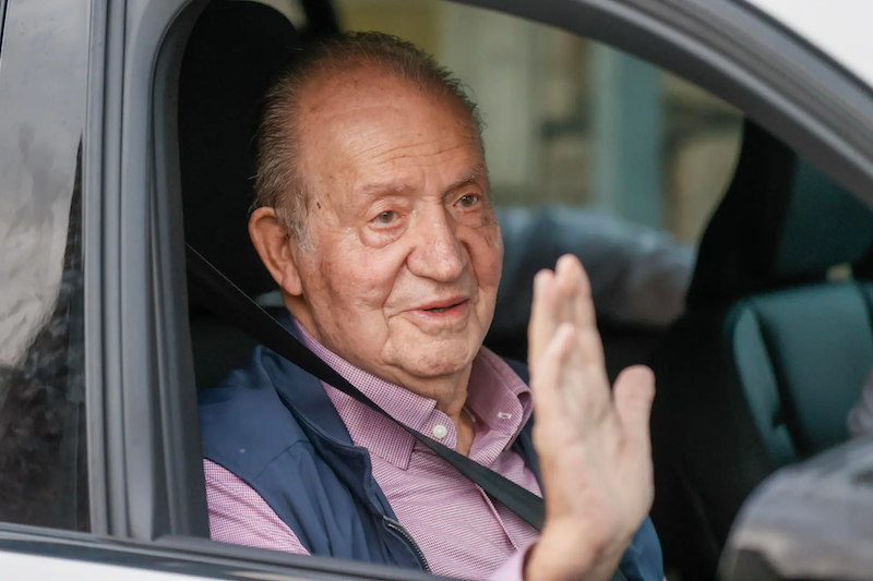 Juan Carlos I de España admite errores y defiende vínculo con Franco