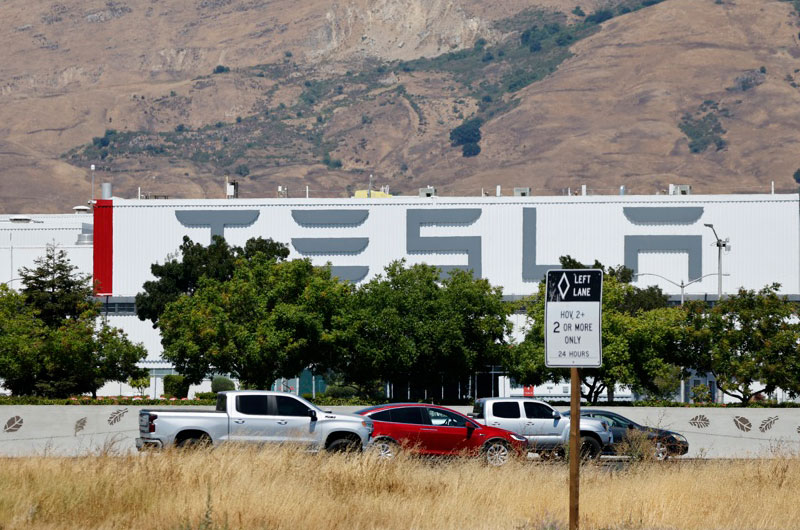Demandan a Tesla por la muerte de dos jóvenes atrapados en una Cybertruck tras un choque