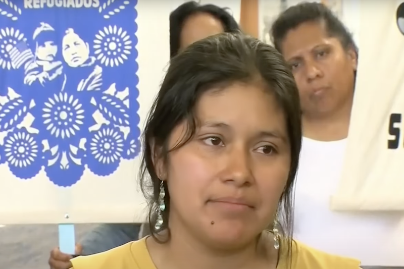 Salvadoreña que fue obligada a autodeportarse demanda a Migración de EEUU