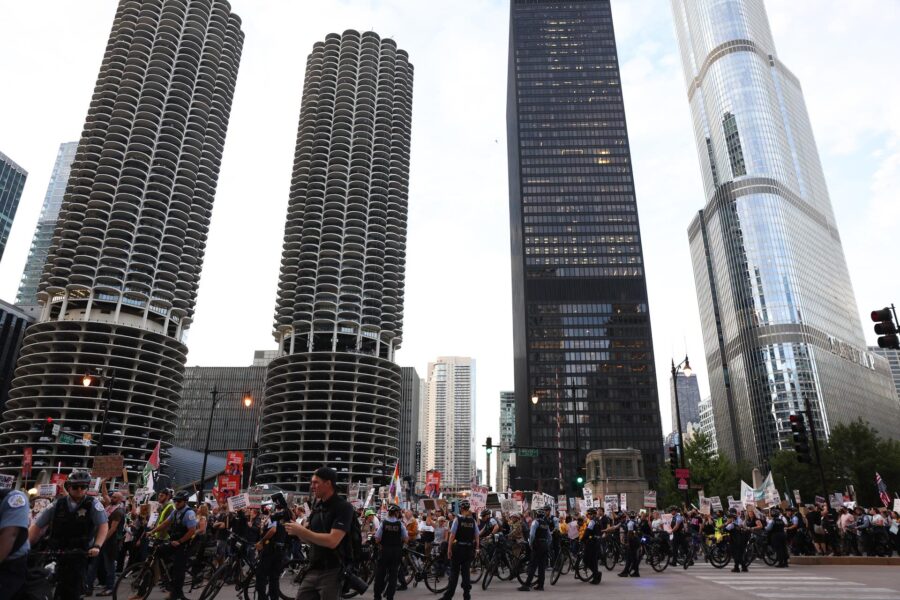 Trump acumula múltiples demandas millonarias por detener a ciudadanos en las redadas