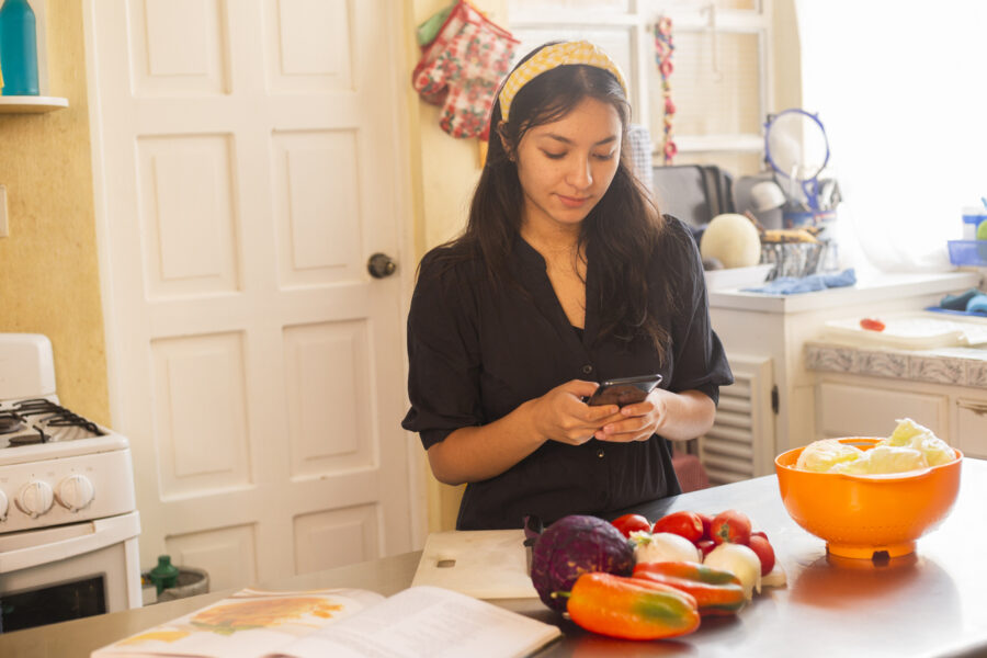 Las latinas siguen teniendo salarios más bajos en EE.UU. a pesar de logros universitarios