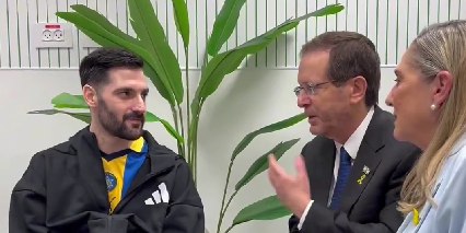 El presidente y el ministro de Defensa de Israel visitan rehenes en el hospital