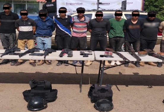 México detiene a 18 personas en Sinaloa y decomisa armas y químicos para drogas sintéticas