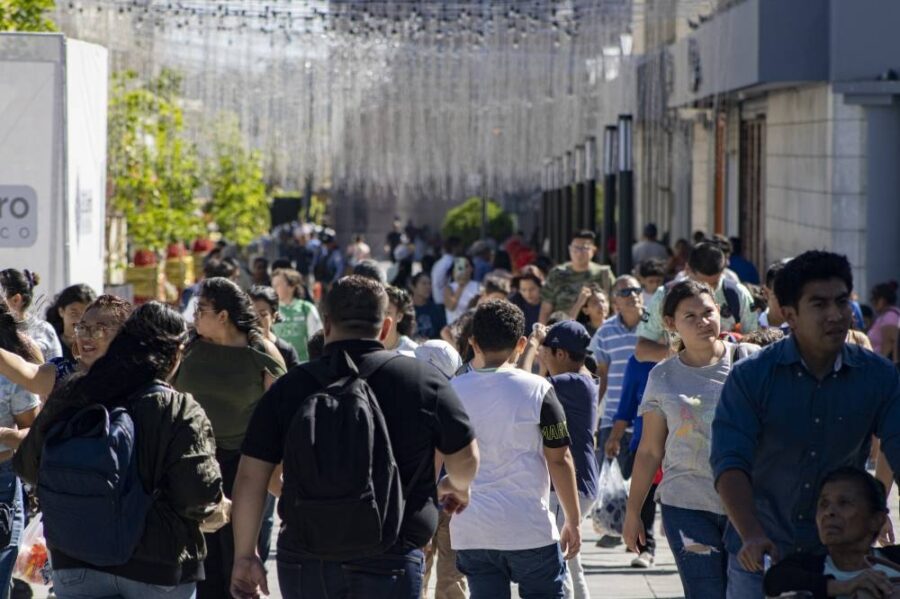 El 45.2 % de los salvadoreños está de acuerdo con vivir el día a día y no preocuparse por el mañana