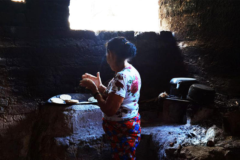 Uno de cada 10 hogares salvadoreños aún cocina con leña o carbón