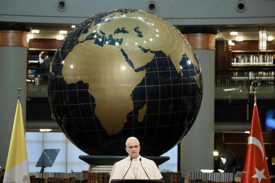 León XIV abre su primer viaje con el aviso de que está en juego el futuro de la humanidad