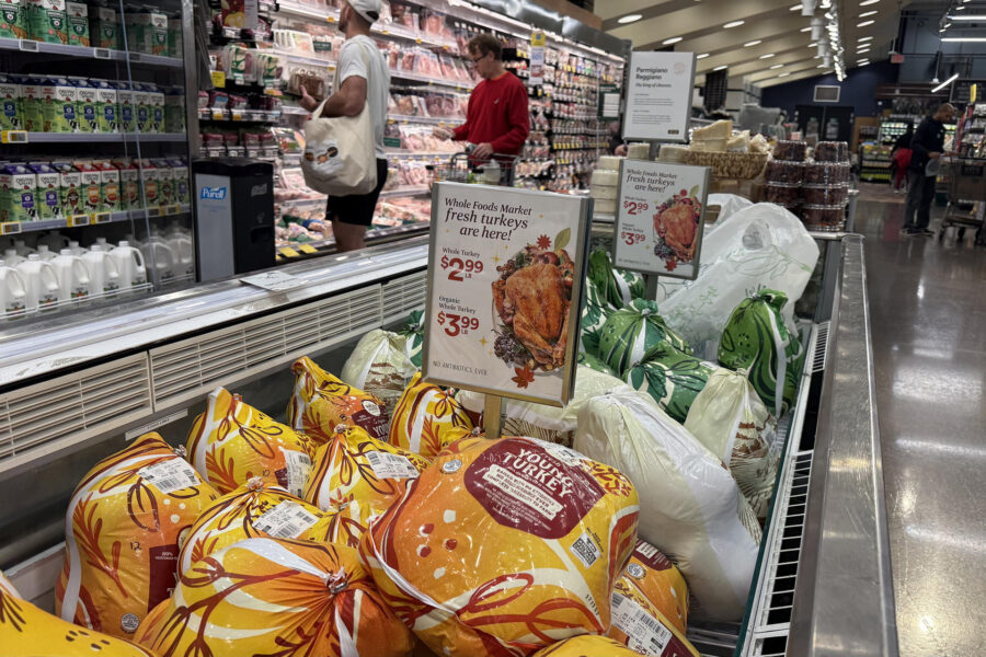 Las sillas vacías en la mesa de Acción de Gracias de familias migrantes en EEUU