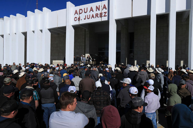 Agricultores mexicanos bloquean aduanas fronterizas en Ciudad Juárez durante de paro nacional