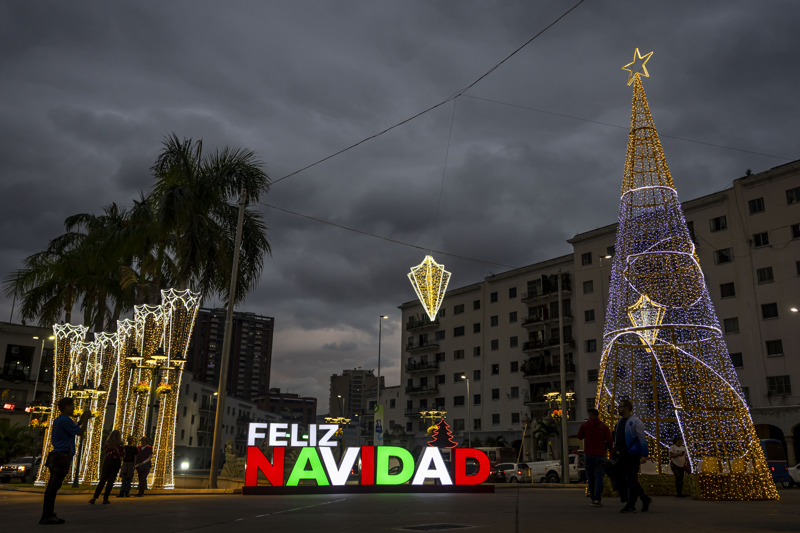 La temporada navideña en Venezuela transcurre entre luces, la tensión con EEUU y la crisis económica