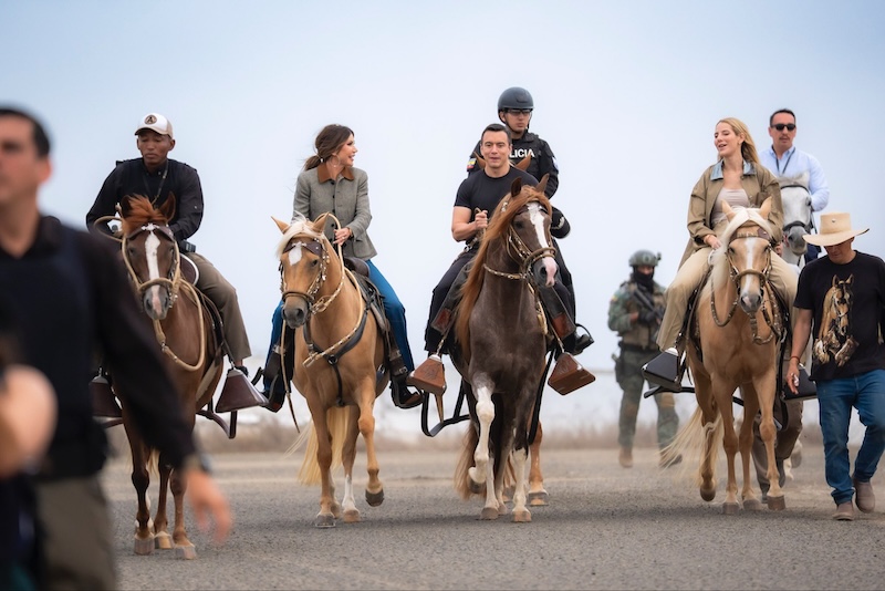 Visita de Secretaria EEUU y cárcel «modelo Bukele» marcan referéndum clave en Ecuador