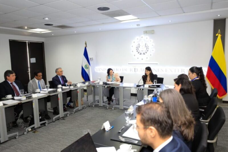 El Salvador busca colaboración con Colombia en movilidad humana y laboral