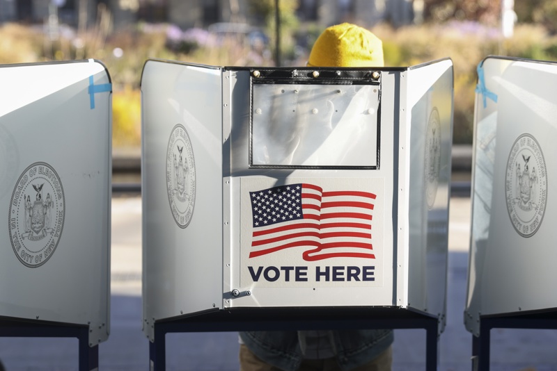 Ola azul demócrata sacude comicios locales y le complica los planes a Trump