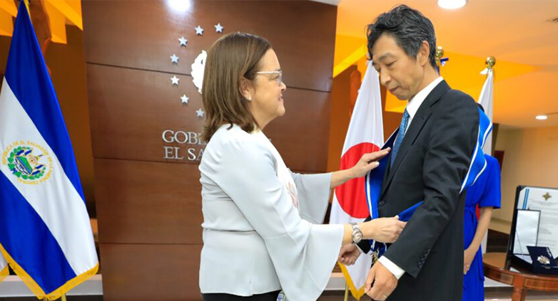 Embajador de Japón recibe Orden Nacional «José Matías Delgado» por su labor diplomática en El Salvador