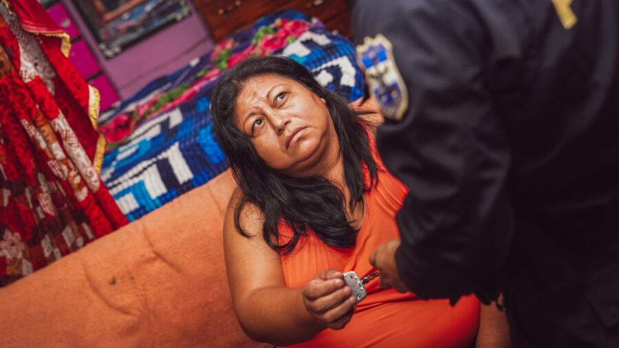 Desmantelan presunta red distribuidora de drogas que operaba desde negocios usados como fachada en San Salvador