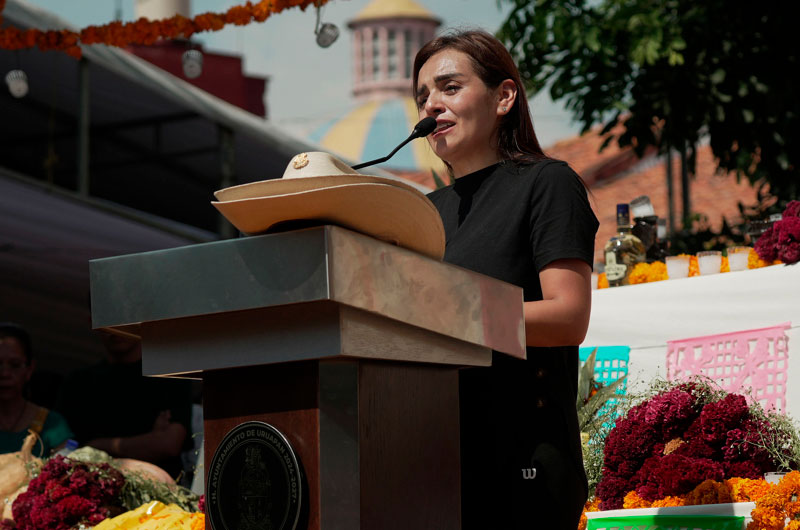 Viuda de alcalde asesinado en México toma posesión como presidenta municipal de Uruapan