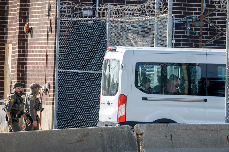 Cuatro policías heridos y 21 personas detenidas en protesta contra ICE cerca de Chicago