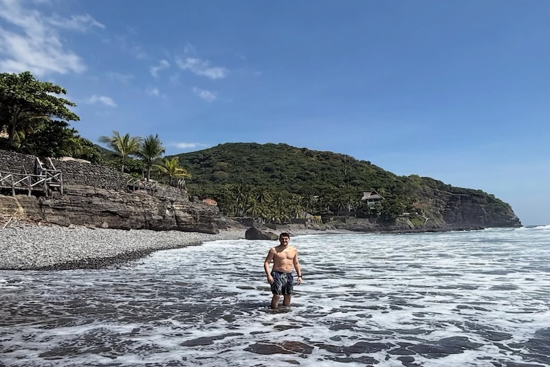 Iker Casillas visita playas de El Salvador previo a partido de leyendas