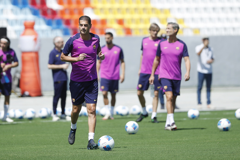 Leyendas del Barcelona y Real Madrid se enfrentan esta noche en San Salvador