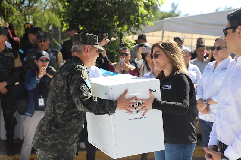 Honduras inicia distribución de material electoral en clima de alta tensión política