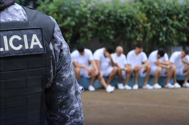 Condenan en ausencia a pandillero de la MS-13 a más de 170 años por homicidio, extorsión y otros delitos