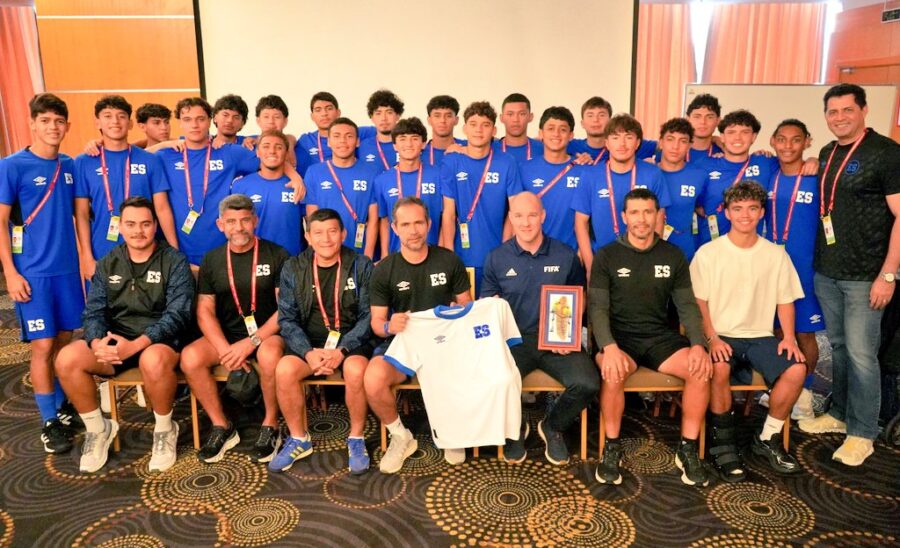 Philippe Senderos motiva a la Selecta sub-17 antes de su duelo ante Colombia
