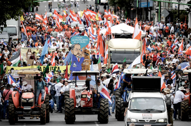 Agricultores, docentes y estudiantes protestan contra políticas de Gobierno en Costa Rica