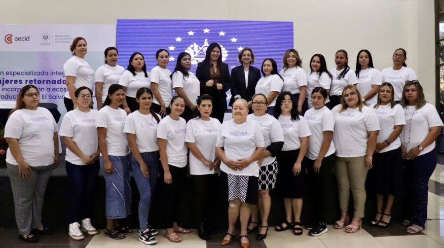 Cooperación Española financiará programa para atender a más de 2,000 salvadoreñas deportadas