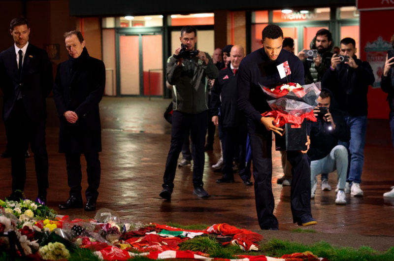 El Real Madrid homenajea a Diogo Jota con una ofrenda floral en Anfield