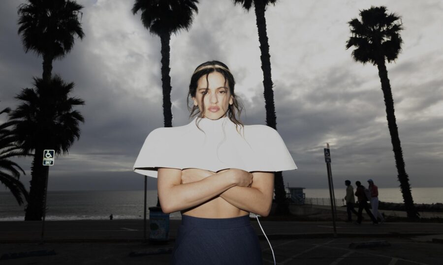 Rosalía revoluciona las listas españolas de éxitos y consigue triple corona