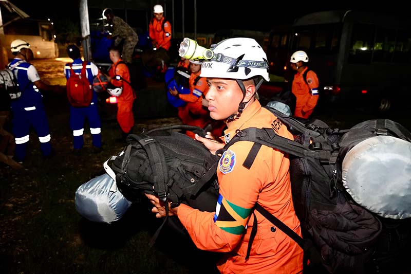 Misión salvadoreña inicia labores de rescate y asistencia en Jamaica