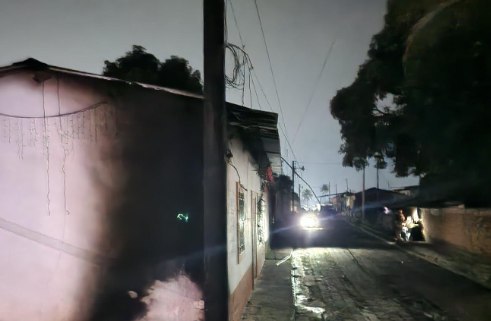 Caída de cables del tendido eléctrico causan incendio en una vivienda en Ciudad Arce