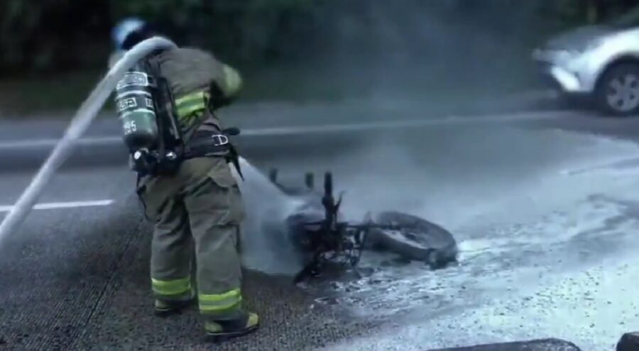 Un incendio consume una motocicleta en la carretera al Puerto de la Libertad 