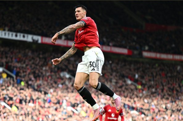 Benjamín Sesko, delantero del Manchester United, será baja varias semanas por lesión en la rodilla